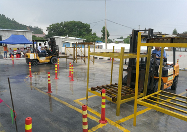 叉車的例行檢查、叉車運行路線是否正確、叉車倒庫不出線/不撞到標桿、指定