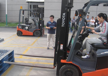 操作叉車前檢查、避讓障礙物、叉車倒車行駛要求、叉車停車放置及行為規范。